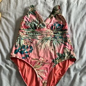 La Blanca one piece tummy control swimsuit